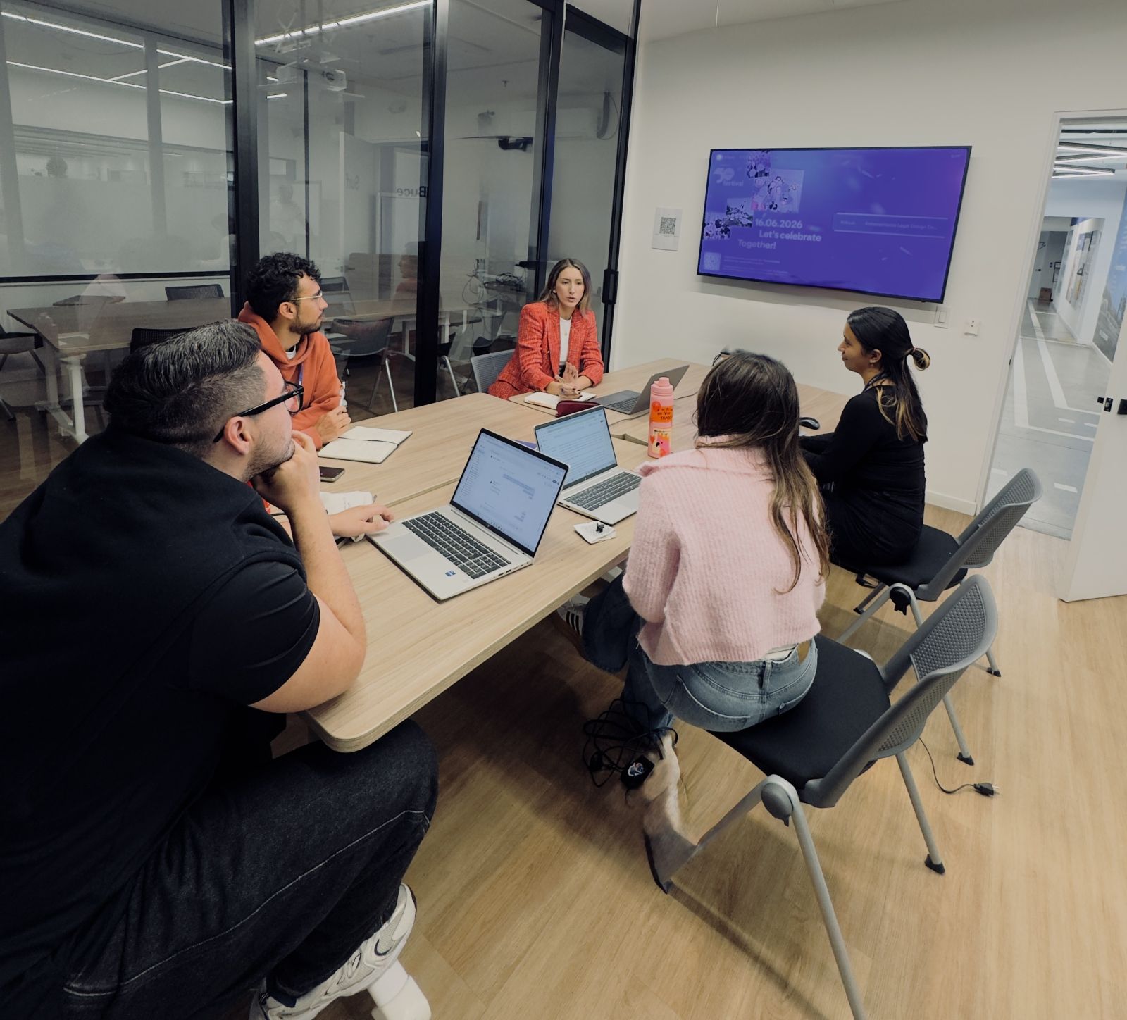 Marcella Portillo facilitando una sesión de formación en Legal Design con un equipo de trabajo